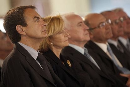 El presidente del Gobierno, José Luis Rodríguez Zapatero, junto a la vicepresidenta Elena Salgado, el pasado mes, en el acto de presentación del plan de infraestructuras.
