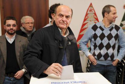 Pier Luigi Bersani vota en las primarias de su partido.
