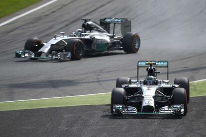 Hamilton adelanta a Rosberg tras el error del alemán.