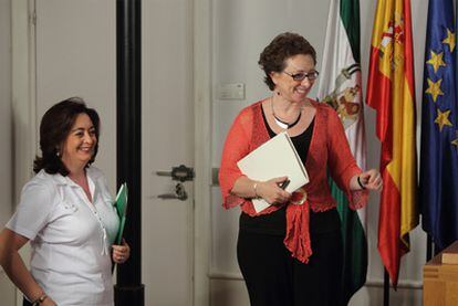 La consejera de la Presidencia, Mar Moreno, a la izquierda, y la de Hacienda, Carmen Martínez Aguayo, ayer, antes del Consejo de Gobierno.