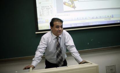 FILE- El economista Ilham Tohti, en una clase de la Universidad Central para las Minor&iacute;as, China, en 2009