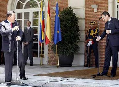 Zapatero invita a volver a Chávez, que bromeó haciendo amago de llevarse el micrófono al sol.