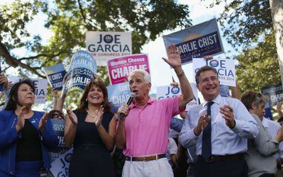 El exgobernador Charlie Crist interviene en un acto electoral del dem&oacute;crata Joe Garc&iacute;a, derrotado anoche en Florida. 