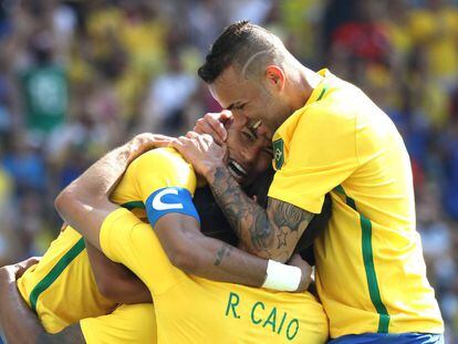 Jugadores brasile&ntilde;os celebran un gol