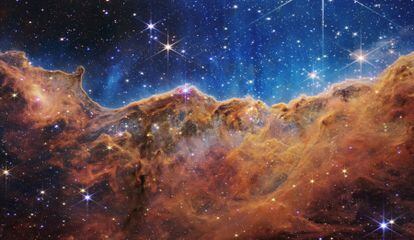 'Webb' revela estrellas bebés en la Nebulosa Carina, donde la radiación ultravioleta y los vientos estelares forman colosales paredes de polvo y gas.