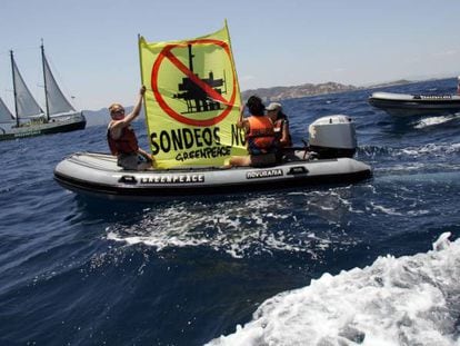 Protesta de Greenpeace contra unas prospecciones frente a La Albufera hace una década. 