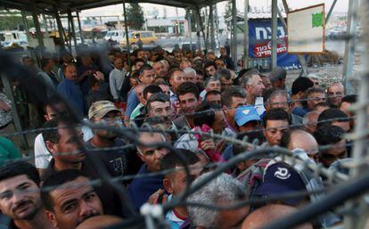 Yen&iacute;n, Cisjordania. Trabajadores palestinos esperan en el puestro fronterizo de Al-Jalameh dirigirse a sus puestos de trabajo en territorio israel&iacute;. 
