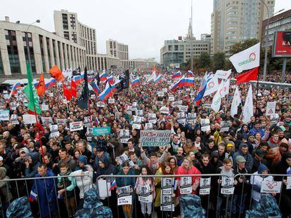 Miles de manifestantes piden que se permita participar a candidatos de la oposición en las próximas elecciones municipales, el sábado en Moscú.
