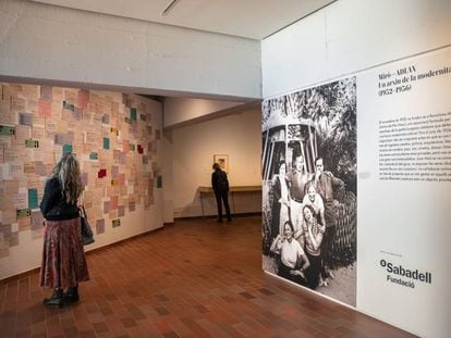 Visitantes en una sala de la exposición sobre Adlan de la Fundación Miro.