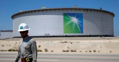 Depósito de petróleo de Aramco en una refinería de Ras Tanura (Arabia Saudí) el pasado mes de mayo.