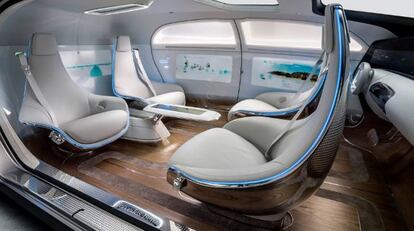 L'interior del Mercedes F 015, concebut com una sala, es va presentar en l'última edició del CES, la fira electrònica més gran del món.