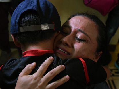 Lourdes abraza a su hijo, León, separados en la frontera de Estados Unidos, en una imagen del 7 de agosto del 2018.