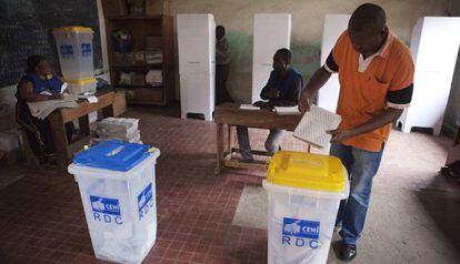 Un hombre vota en un colegio electoral de Kinshasa.