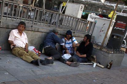 Personas sin hogar en una plaza de Madrid.