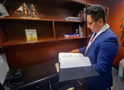 El fiscal provincial de Enriquecimiento Ilícito Sergio Rojas revisando documentos en las oficinas del Ministerio de Justicia en Lima, mientras investiga posibles actos fraudulentos por parte del Gobierno de Pedro Castillo. 