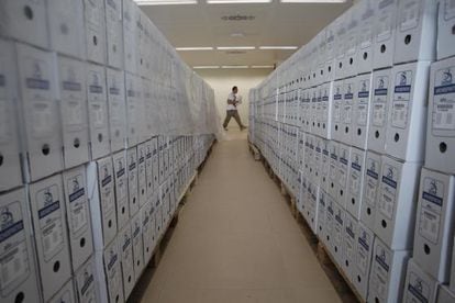 Cajas con expedientes de nacionalidad acumuladas en el Colegio de Registradores, al que Justicia pidi&oacute; ayuda en 2012 para resolver el atasco.