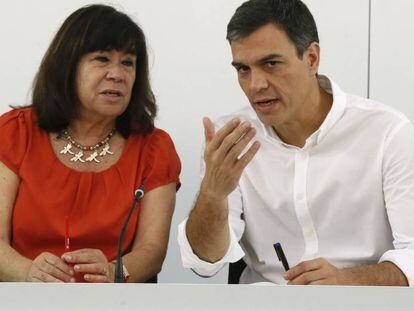 El secretario general del PSOE, Pedro S&aacute;nchez, junto a la presidenta del partido, Cristina Narbona. 