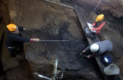 Tres arqueólogos trabajan en la nueva fase de excavaciones en la cueva de Santimamiñe.