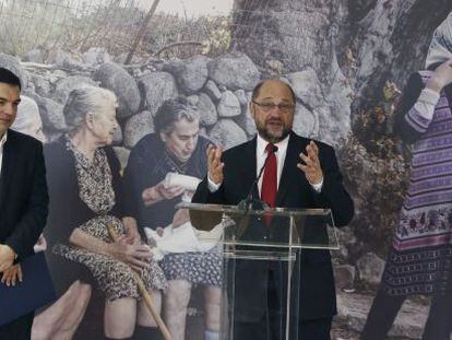 Alexis Tsipras i Martin Schulz, durant la roda de premsa prèvia a l'embarcament dels 30 refugiats a Atenes cap a Luxemburg.