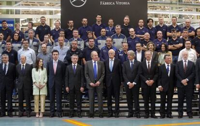 El Rey junto a autoridades, direcivos y trabajadores de Mercedes Benz en la planta de Vitoria.