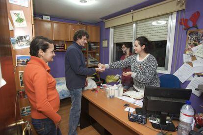 Usuarios del piso de acogida del comité ciudadano antisida de Ourense.