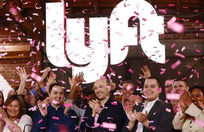 Los fundadores de Lyft, John Zimmer (izquierda) y Logan Green (en el centro), en el debut en Bolsa.