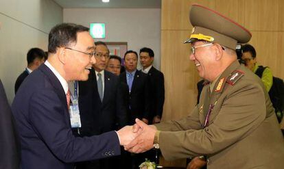El primer ministro surcoreano, Chung Hong-Won (izquierda) saluda al m&aacute;ximo dirigente militar de Corea del Norte, Hwang Pyong-so, antes de la clausura de los Juegos Asi&aacute;ticos. 