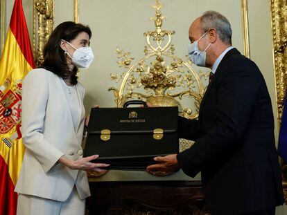 La nueva ministra, Pilar Llop, recibe la cartera oficial del ministerio de las manos de su antecesor, Juan Carlos Campo