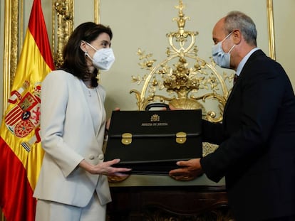 La nueva ministra, Pilar Llop, recibe la cartera oficial del ministerio de las manos de su antecesor, Juan Carlos Campo