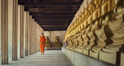 Un monje budista en un templo de Laos.