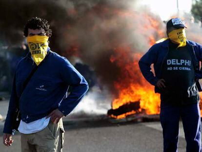 Trabajadores de Delphi, durante la protesta de ayer en Cádiz.