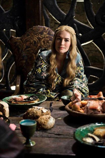 La bella y malvada reina Cersei, con algunas cositas para picar. / HBO