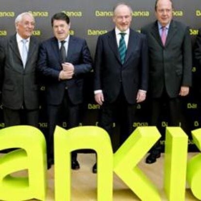 Los presidentes de siete entidades de ahorro (Caja Madrid, Bancaja, Caja Segovia, Caja Ávila, Caja Rioja, La Caja de Canarias y Caixa Laietana) firman la creación de Bankia. Nacía la cuarta entidad financiera de España.