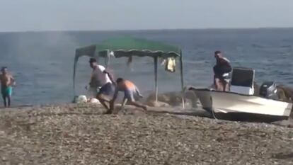 Momento en el que la embarcación en la que viajaban dos narcos llega a la costa de Granada, este sábado.