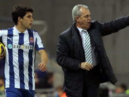 Aguirre da unas indicaciones Javi López ante el Sevilla.