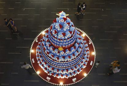 Un árbol de navidad compuesto por réplicas del gato Doraemon es la gran atracción de un centro comercial de Singapur.