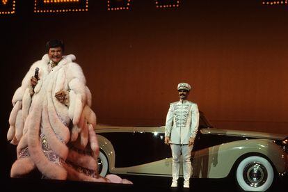 Subía sus coches –y sus abrigos envolventes de piel– hasta el escenario, como hizo en esta actuación en el Radio City Music Hall de Nueva York en 1985. Su estética lo convirtió en un icono y el cineasta Steven Soderbergh estrenó en 2013 una película sobre su vida protagonizada por Michael Douglas, Behind the Candelabra.