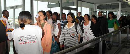 Control médico en el aeropuerto de Abiyán, en Costa de Marfil, para intentar evitar la propagación del virus del ébola.