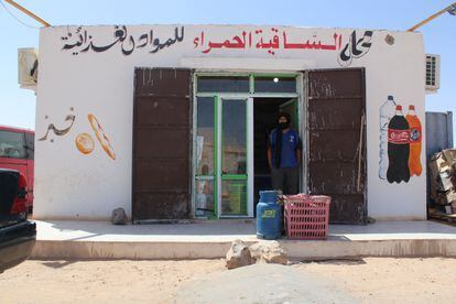 Sidi Brahim Salem convirtió su tienda de cosmética en una de alimentación tras la llegada de la pandemia.
