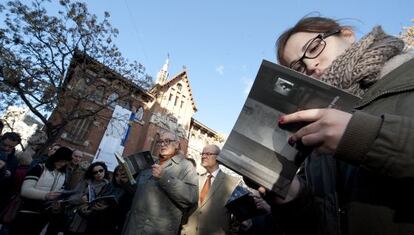 Isabel Anyó, nieta de Estellés, en una parada del recorrido en la Plaza del Mercado.
