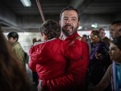 El alcalde electo de Bogotá, Carlos Fernando Galán, carga a su hijo en su puesto de votacion, en el centro comercial Unicentro, en Bogotá, el 29 de octubre de 2023.