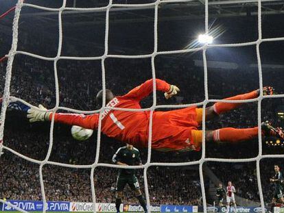 El guardameta del Ajax encaja el tercer gol del Real Madrid obra de Ronaldo.