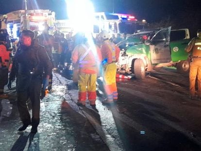 Equipos de emergencia acuden al sitio del accidente en el que fallecieron dos carabineros, en una imagen difundida en redes sociales.