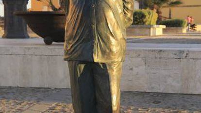 Estatua de Fernando Quinones en La Caleta, Cádiz.