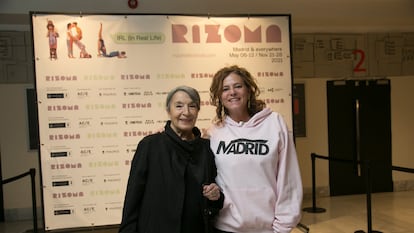 La directora del RIZOMA, Gabriela Martí, posa junto a las actriz Petra Martínez durante la inauguración del festival, en el cine Paz en Madrid.
