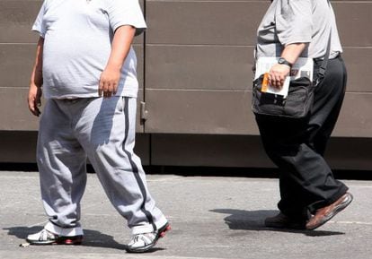 Dos personas obesas en una calle de Ciudad de México