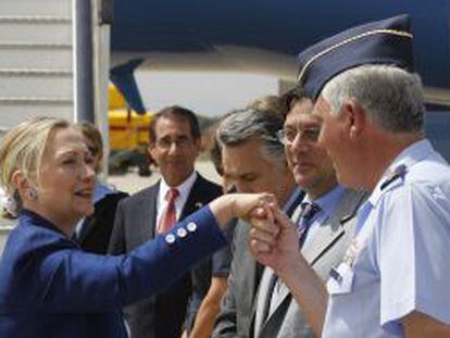 Hillary Clinton saluda al general Luis Miguel Yagüe, jefe de la base de Torrejón.