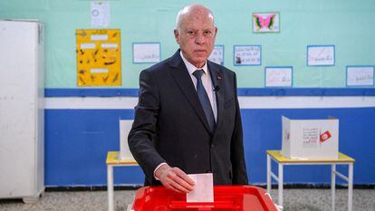 El presidente de Túnez, Kais Said, deposita su voto, el sábado en la capital tunecina.