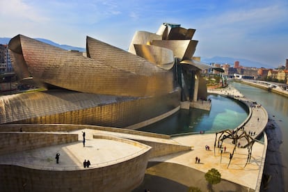 Es una de las creaciones arquitectónicas más llamativas del planeta, y una de las responsables de haber sacado a la ciudad de Bilbao de su depresión posindustrial, haciéndola entrar en el siglo XXI. El arquitecto canadiense Frank Gehry se inspiró en la industria tradicional de pesca y construcción de barcos de la ciudad. El uso de aleros, riscos, promontorios, torres y aletas es, sencillamente, irresistible. Con tanto para admirar en su estructura, el hecho de que también sea un museo de primera categoría (www.guggenheim-bilbao.eus) puede parecer secundario.