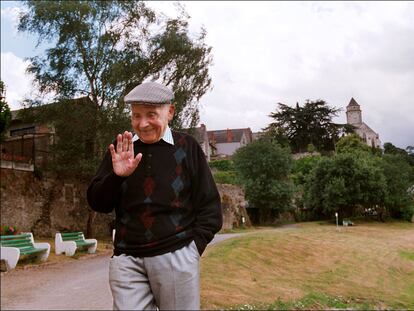 El escritor francés Julien Gracq, junto al río Loira, en Saint- Florent-le-Vieil (Francia).